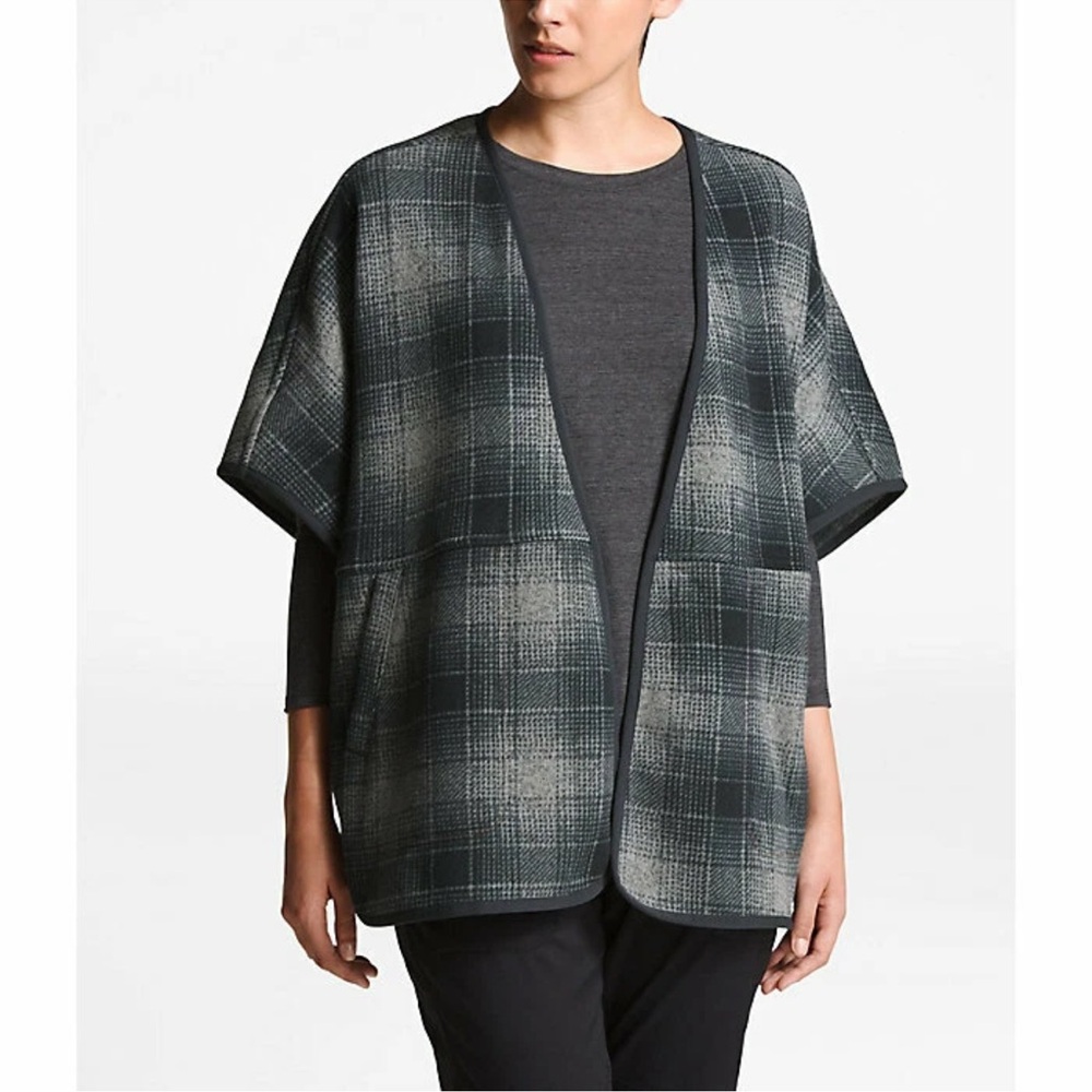 The North Face Women's Crescent Poncho   Navy/Grey Plaid Small. NWT